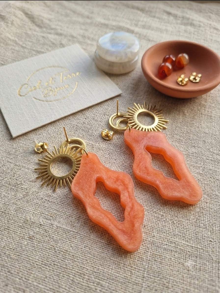 Boucles d'oreilles bohèmes pendantes corail nacré | Soleil Corail Éclat Nomade