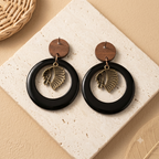 Boucles d’oreilles bohèmes noires en résine et bois – Esprit Nomade