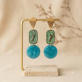 Boucles d’oreilles pendantes turquoise en résine – Inspiration art rupestre Lozen-k