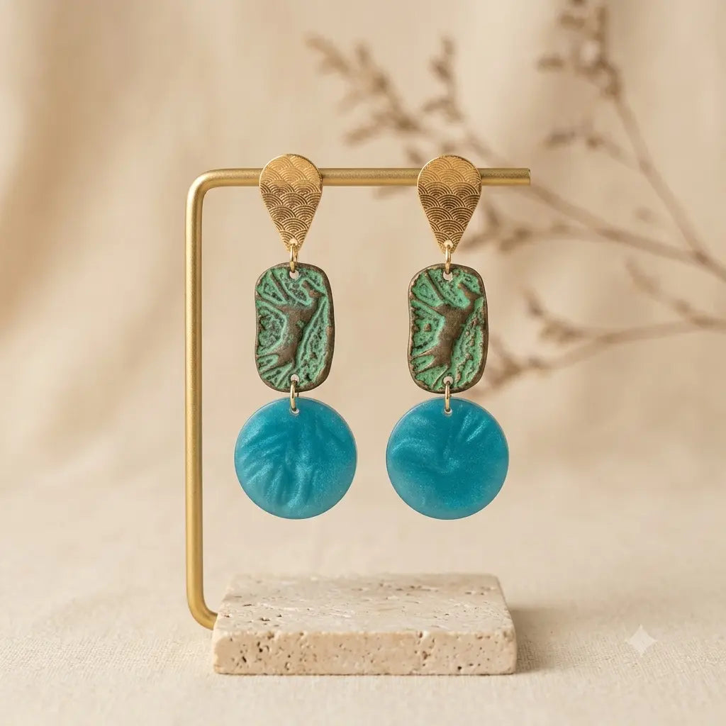 Boucles d’oreilles pendantes turquoise en résine – Inspiration art rupestre Lozen-k