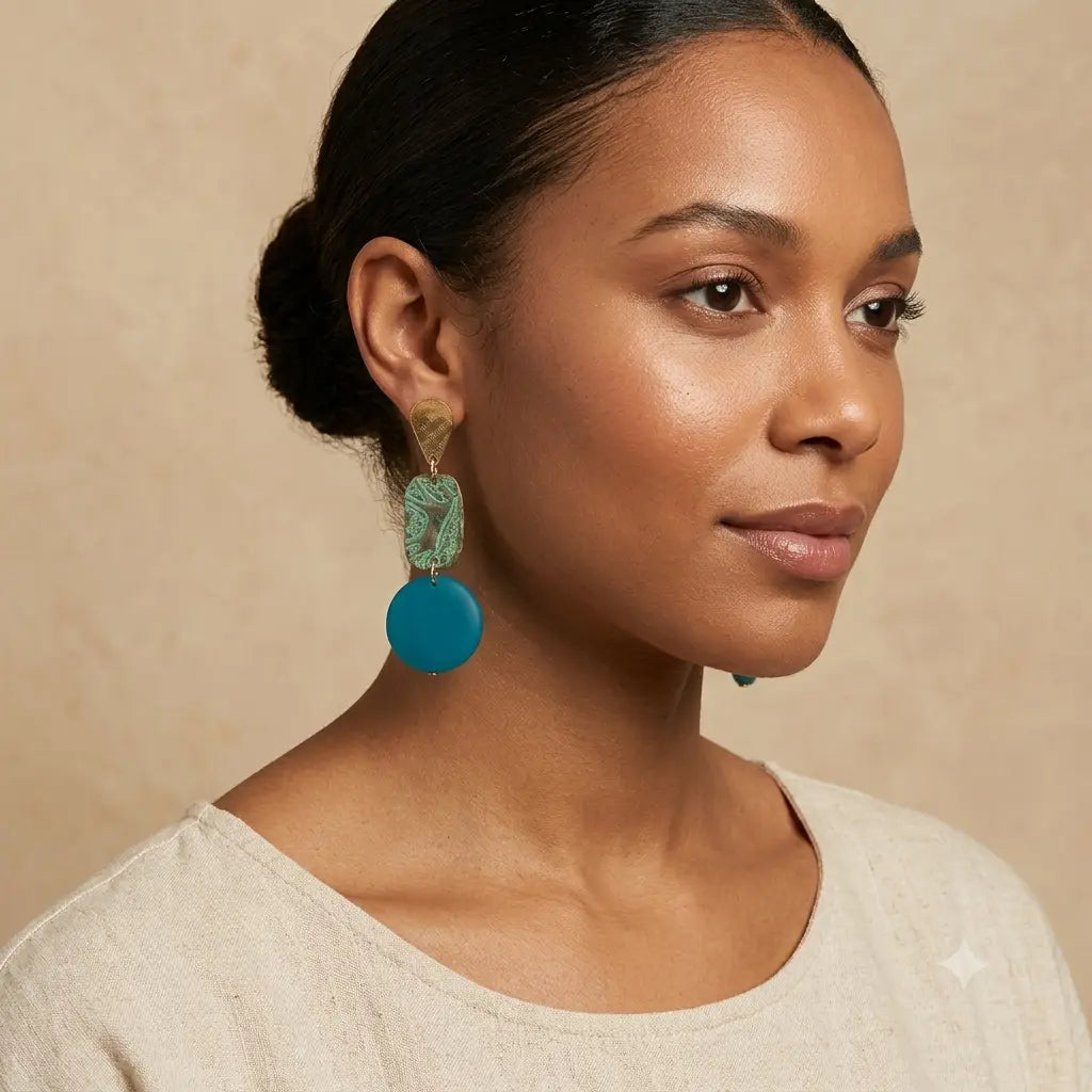 Boucles d’oreilles pendantes turquoise en résine – Inspiration art rupestre Lozen-k