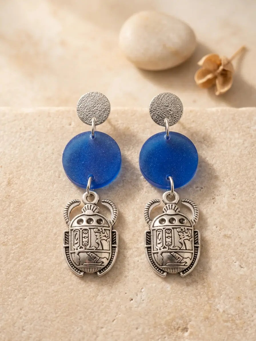 Boucles d’oreilles bohèmes Scarabée Azur – Résine bleue Lozen-k