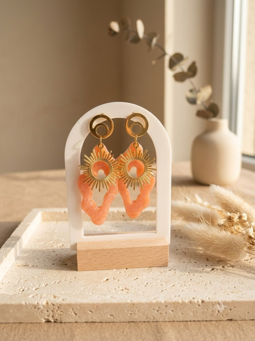 Boucles d'oreilles bohèmes pendantes corail nacré | Soleil Corail Éclat Nomade