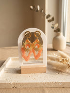 Boucles d'oreilles bohèmes pendantes corail nacré | Soleil Corail Éclat Nomade