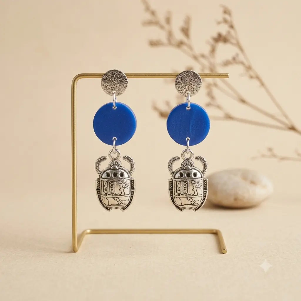 Boucles d’oreilles bohèmes Scarabée Azur – Résine bleue Lozen-k