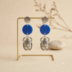 Boucles d’oreilles bohèmes Scarabée Azur – Résine bleue Lozen-k