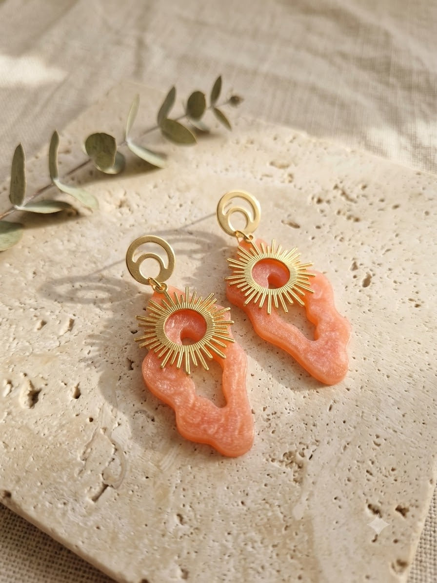 Boucles d'oreilles bohèmes pendantes corail nacré | Soleil Corail Éclat Nomade