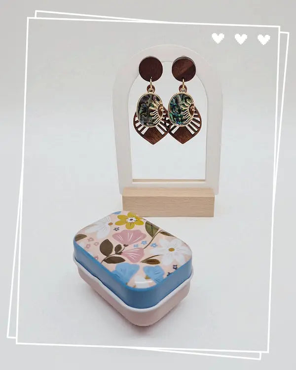 Eclat Solaire – Boucles d’oreilles en bois & laiton doré Lozen-k