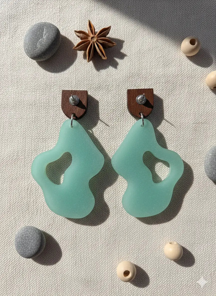 Lagune Sculptée – Boucles d’oreilles en résine vert jade & bois Lozen-k