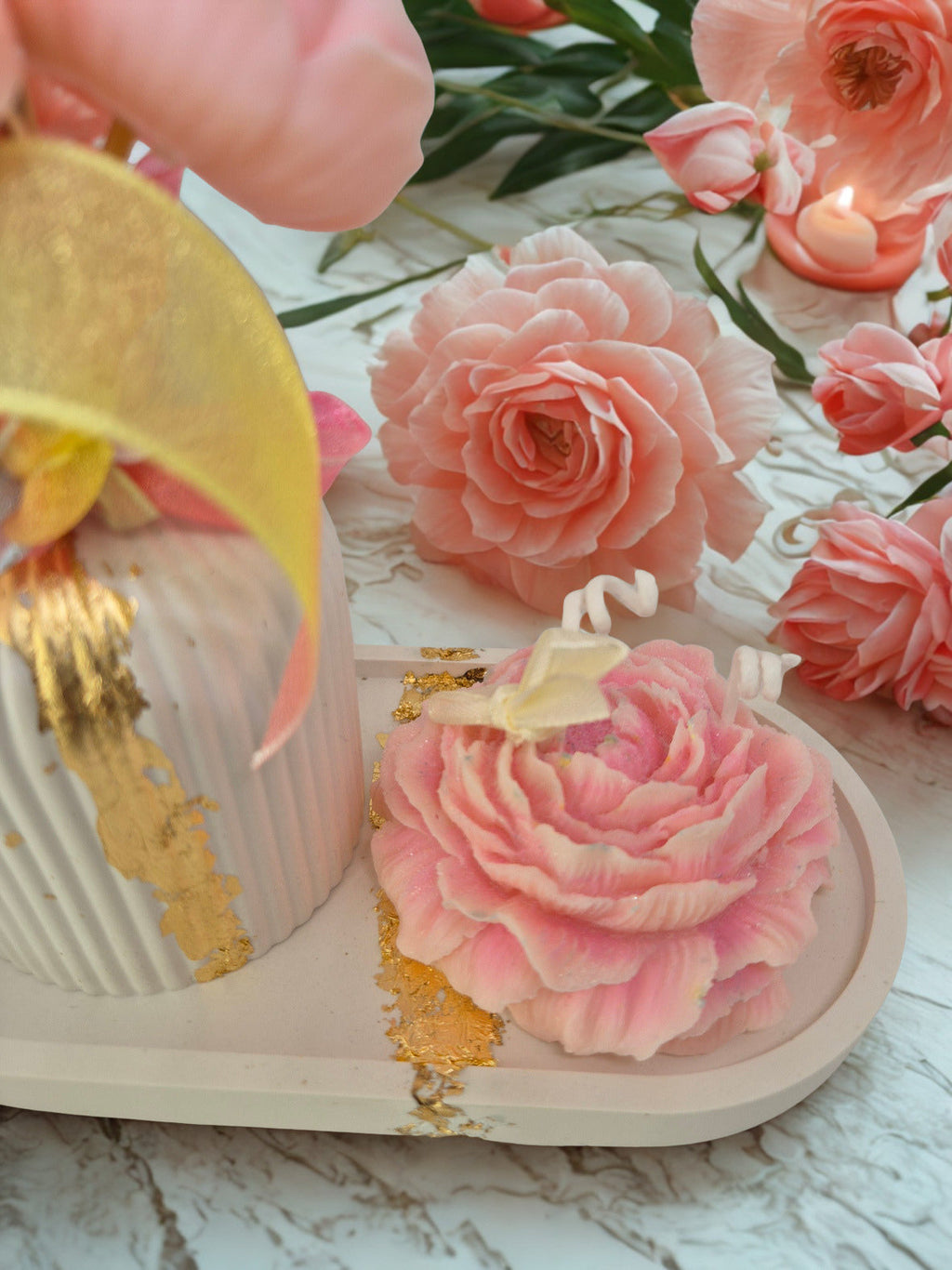 Bougie parfumée Tendresse Florale – Vase décoratif, bouquet en cire & bougie pivoine Lozen-k