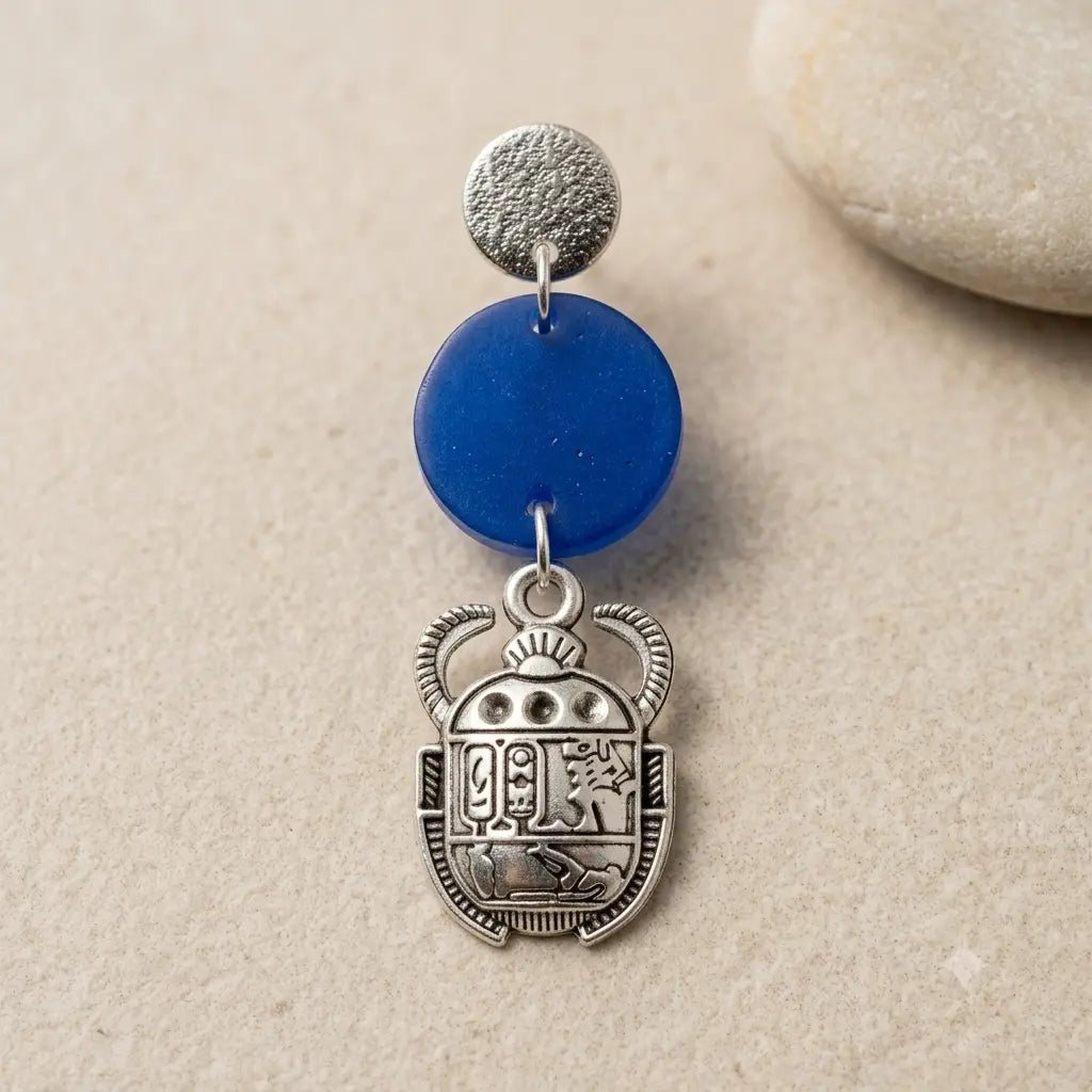 Boucles d’oreilles bohèmes Scarabée Azur – Résine bleue Lozen-k