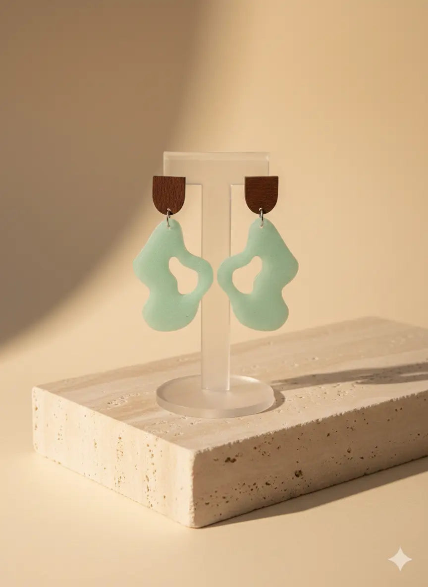 Lagune Sculptée – Boucles d’oreilles en résine vert jade & bois Lozen-k