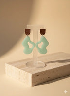 Lagune Sculptée – Boucles d’oreilles en résine vert jade & bois Lozen-k