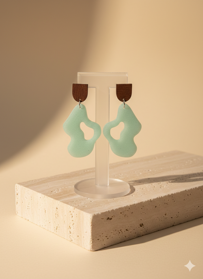 Lagune Sculptée – Boucles d’oreilles en résine vert jade & bois