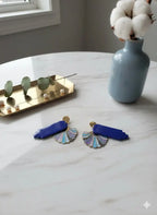Éventail Azur – Boucles d’oreilles en résine bleue Lozen-k