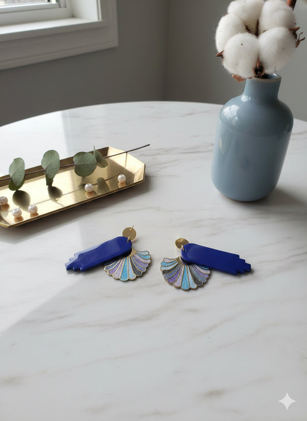Éventail Azur – Boucles d’oreilles en résine bleue