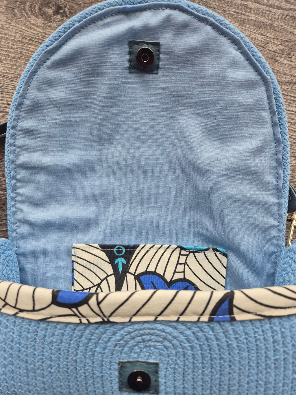 Sac Bandoulière en Corde Bleu Ciel & Rabat Wax Fleuri – Sac Bohème Chic Lozen-k
