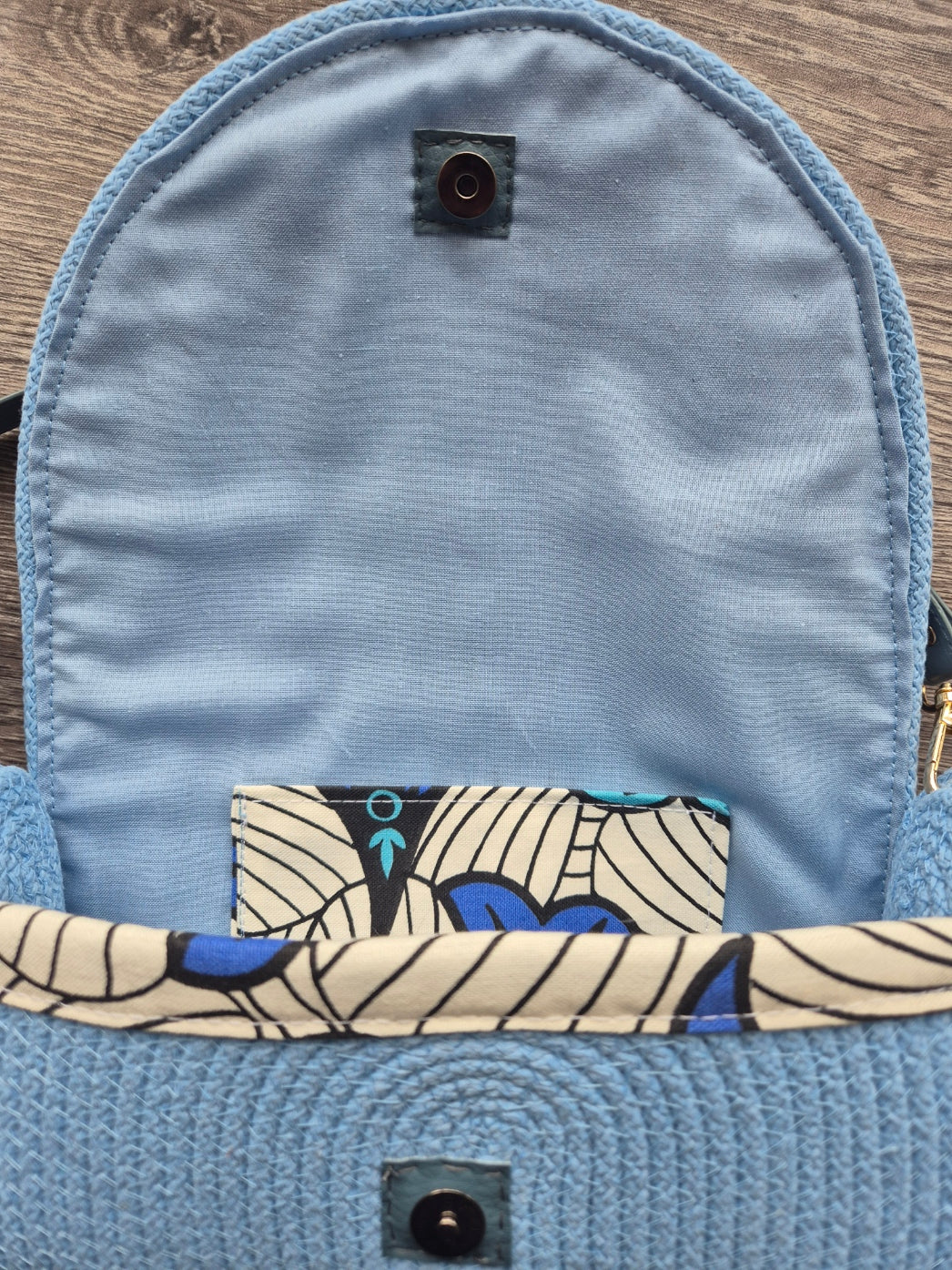 Sac Bandoulière en Corde Bleu Ciel & Rabat Wax Fleuri – Sac Bohème Chic Lozen-k