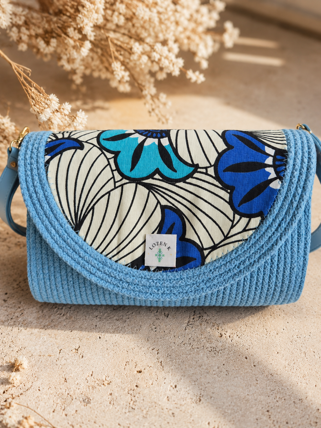 Sac Bandoulière en Corde Bleu Ciel & Rabat Wax Fleuri – Sac Bohème Chic Lozen-k