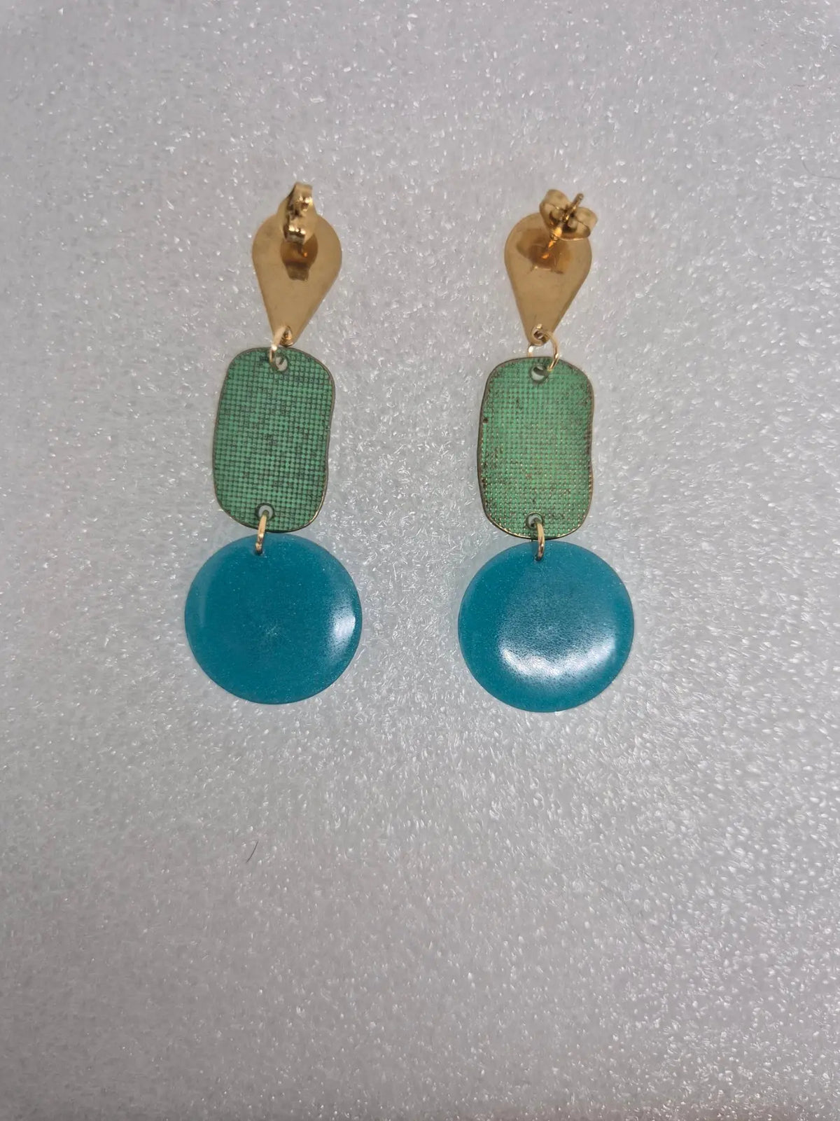 Boucles d’oreilles pendantes turquoise en résine – Inspiration art rupestre Lozen-k
