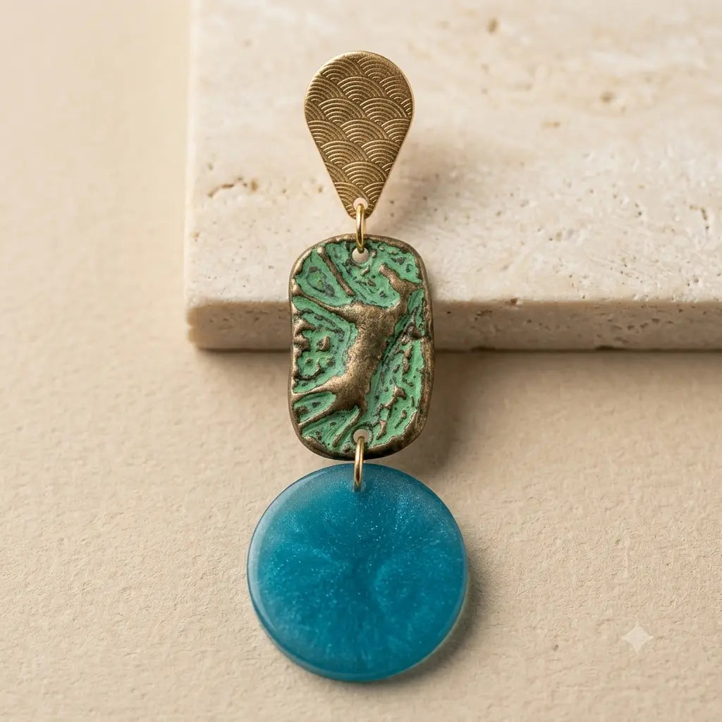 Boucles d’oreilles pendantes turquoise en résine – Inspiration art rupestre Lozen-k