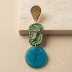 Boucles d’oreilles pendantes turquoise en résine – Inspiration art rupestre Lozen-k
