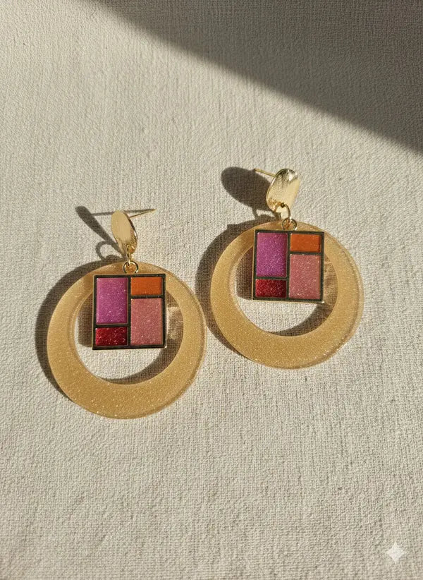 Halo d’Or – Boucles d’oreilles en résine dorée Lozen-k
