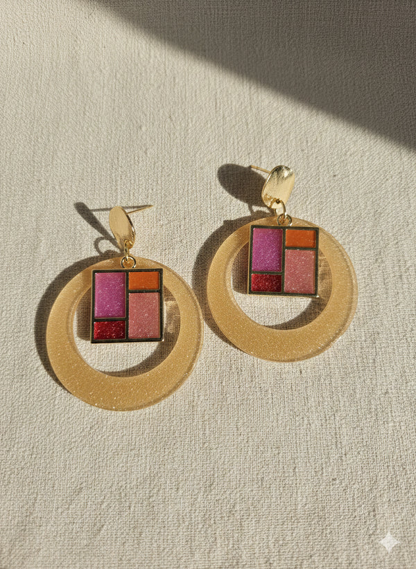 Halo d’Or – Boucles d’oreilles en résine dorée