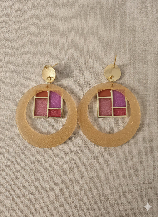 Halo d’Or – Boucles d’oreilles en résine dorée