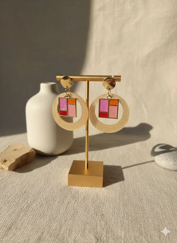 Halo d’Or – Boucles d’oreilles en résine dorée Lozen-k