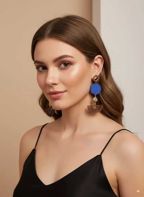 Boucles d’oreilles Mystic Azura – Résine bleue marine, bois Lozen-k