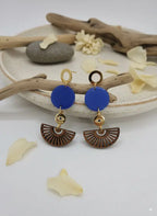 Boucles d’oreilles Mystic Azura – Résine bleue marine, bois Lozen-k