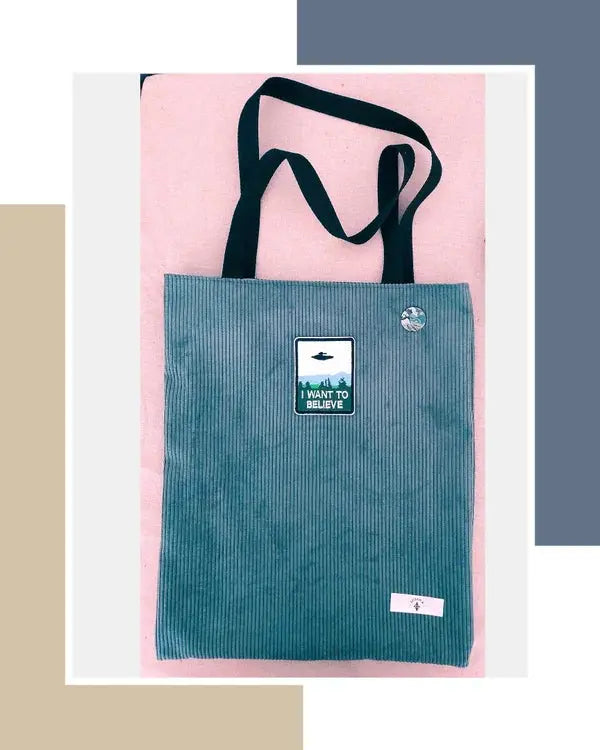 Tote Bag doublé velours vert sapin avec sticker et pin’s Lozen-k